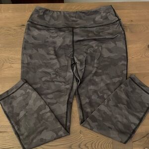 Grey & Black camo colored leggings, size L